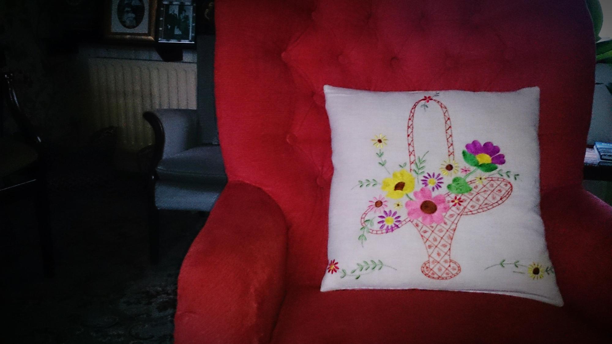 Cuscino ricamato con motivo floreale